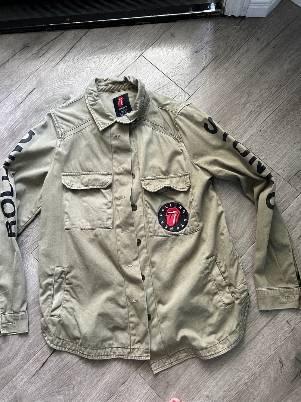 👅EUC Rolling Stones womens long sleeve khaki style shirt.